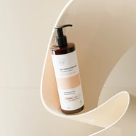 Clemence et Vivien Hydrating body lotion bottle with pump on a beige background