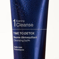 Gros plan sur l'étiquette du baume démaquillant Time to Detox de Demain Beauty, à l'argile rose et aux probiotiques
