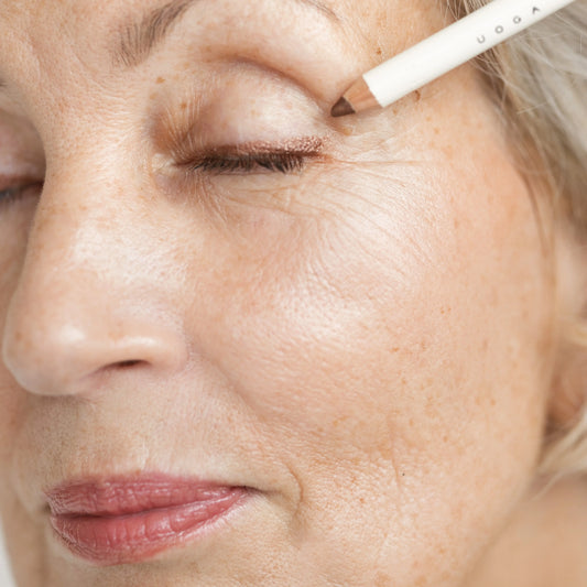 Model applying Uoga Uoga Copper Snake eye pencil to eyelid