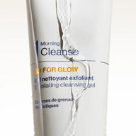 Gros plan sur l'étiquette du tube Go For Glow de Demain Beauty sous l'eau