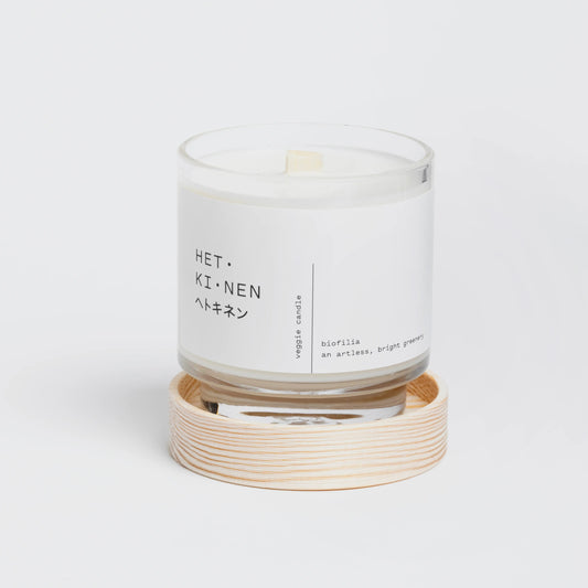 Hetkinen Biofilia Candle in a glass jar with a wooden coaster on a white background