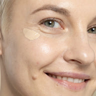 Uoga Uoga Invisible Hero concealer swatch in shade 671 under eye