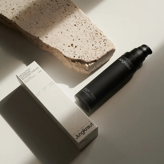 Jungkraut Mountain Supreme Intense Cream next to its cardboard packaging on a white neutral background.