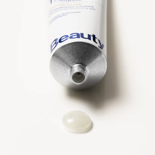 Tube ouvert du gel nettoyant Go For Glow Demain Beauty avec une goutte de gel translucide