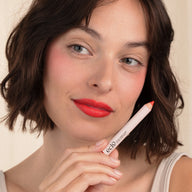 Woman with short brown hairwearing Eclo 3-in-1 lip pencil Rouge Coquelicot 001
