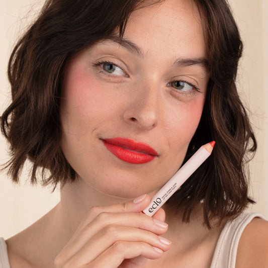 Woman with short brown hairwearing Eclo 3-in-1 lip pencil Rouge Coquelicot 001