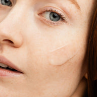 Gel nettoyant exfoliant Go For Glow appliqué sur la joue