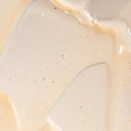 Texture du baume démaquillant Time to Detox, crème beige aux particules d'argile rose