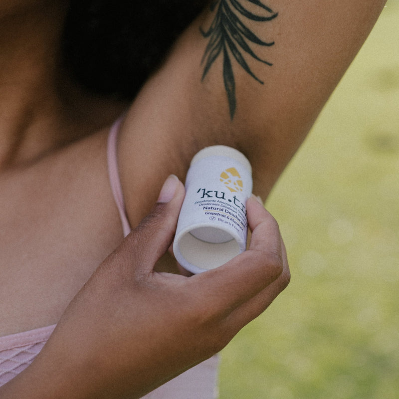 Woman applies deodorant on her armpit - Nuvola Eco